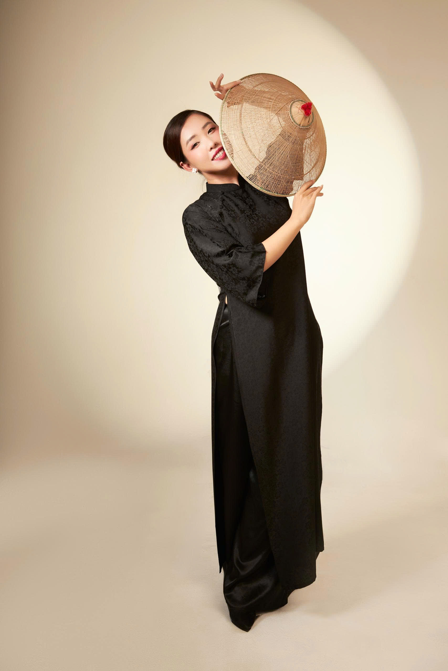 Như Ngọc trong trang phục áo dài đen